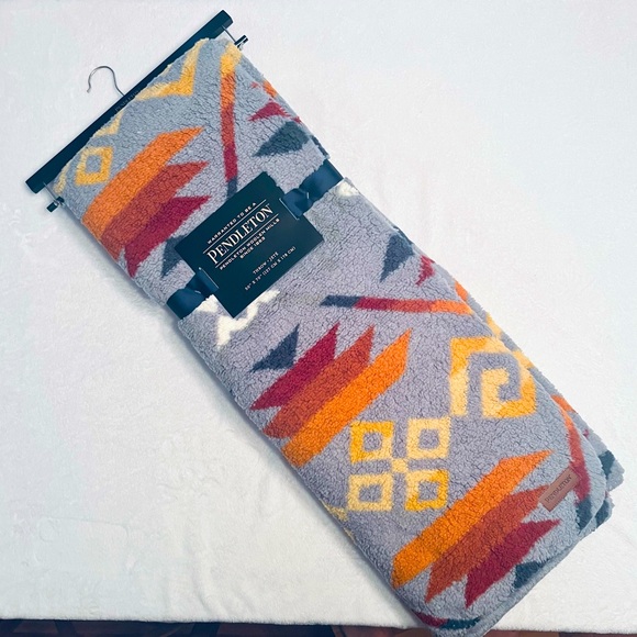 NEW!!  Pendleton Coyote Aztec Sherpa throw blanket - Picture 5 of 12